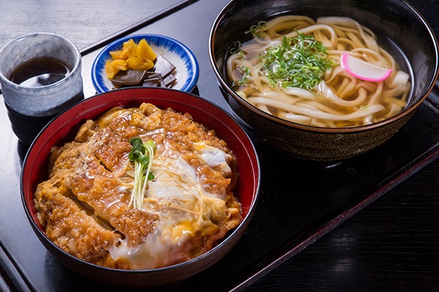 「カツ丼セット」(918円)。カツは一つひとつ丁寧に衣を付けて揚げる。柔らかく甘味が強い糸島産雷山豚を使用する