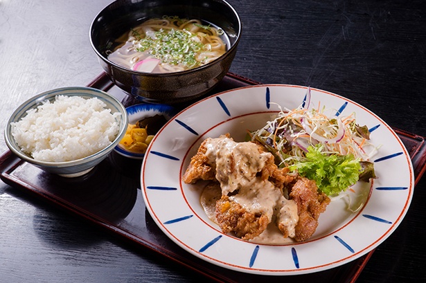 「宮崎風 チキン南蛮セット」(853円)。自家製のタルタルソースをたっぷり絡めて召し上がれ。ブラックペッパーが程よいアクセントだ