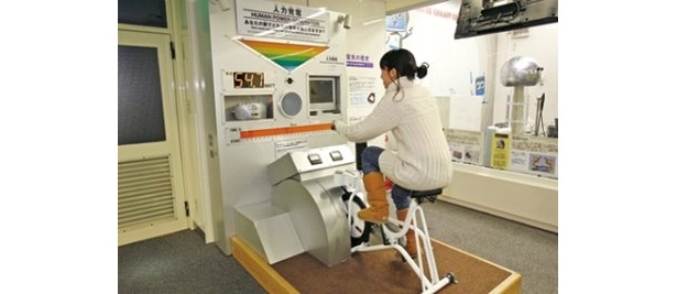 自転車を20秒間こいで発生させた電気で目の前のテレビがつく“人力発電”