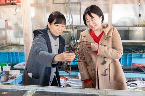 オーナーの鈴木さんと鮮魚がそろう水槽棟の前で伊勢エビをチョイス。「見て選べるのもうれしい」(ちぬ子)