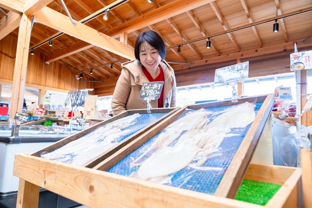 自家製のイカの一夜干しも人気。「おいしそー、今日の晩酌の肴はこれにします」(ちぬ子)