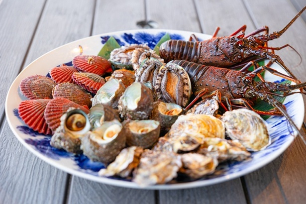 春～秋にかけて楽しめる、「鈴木水産」のBBQ(詳細は要問い合わせ)。伊勢エビにアワビ、カキなど、超豪華な盛り合わせ(時価)を楽しもう！