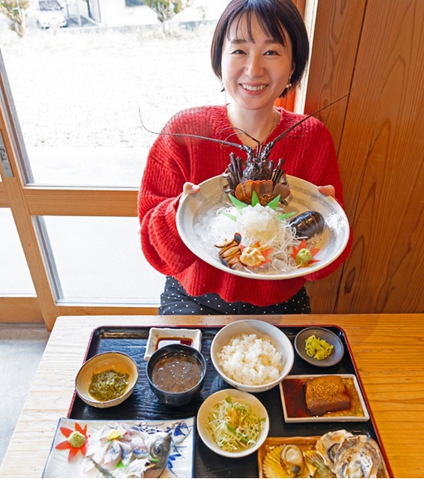 おまかせ定食(1300円～)。アジやカンパチなどの刺身が選べ、焼貝や煮魚、酢の物といったおまかせの一品も付く、お得な定食。伊勢海老のお造りは時価