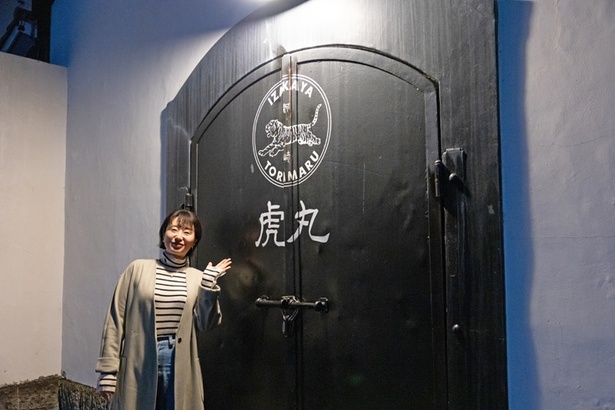 河崎の蔵屋敷を改装した店構えの「虎丸」。「蔵の扉前で記念撮影しました。店の入口はここではなく、店の右側の路地を入った先にあります」(ちぬ子)