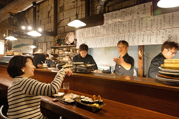 店主の大西さんらと料理の由来や釣りの話に。「楽しいひと時でした。昔大将が掲載された貴重な釣り雑誌も見せていただきました」(ちぬ子)
