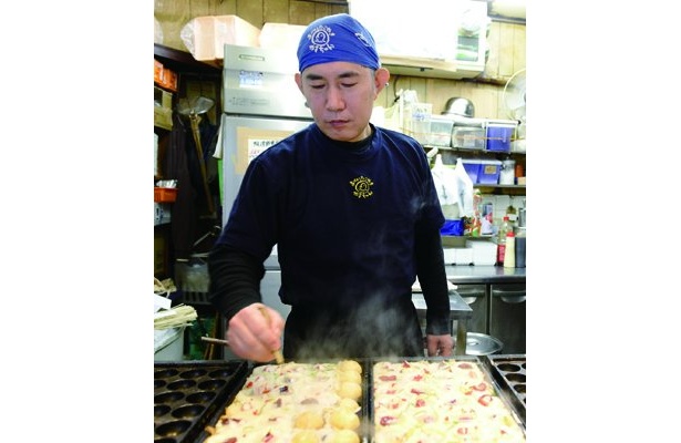 店長さんいわく「サラサラの生地なので、キレイに焼き上げるにはあんまりさわらないこと」なのだとか。（山ちゃん本店）