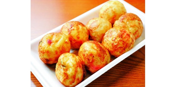 「山ちゃん本店」の名物たこ焼き「ベスト」（350円）は、最初何もつけずに味わうのがベスト！