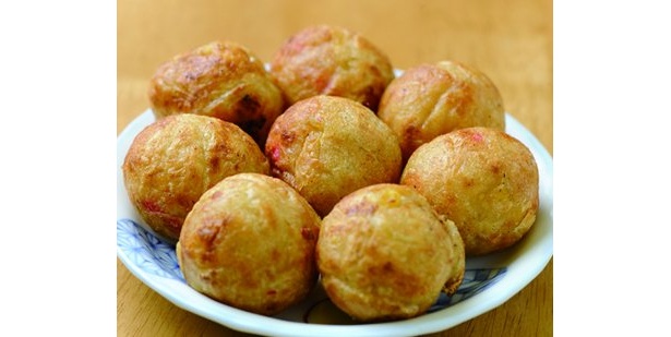 「うまい屋」の名物たこ焼き「たこ焼き」（320円）は、自家製の甘めソースとの相性もバツグン