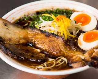 【福岡】丼からはみ出してチャーシューがどーん！「ちゅるるちゅーら」のラーメンがスゴい！