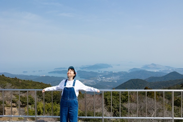 「朝熊山頂展望台」は標高555メートルの場所にあり、空気も澄んで清らか