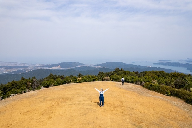 【写真を見る】新スポットの「伊勢湾が全部見える丘」からも絶景が楽しめる
