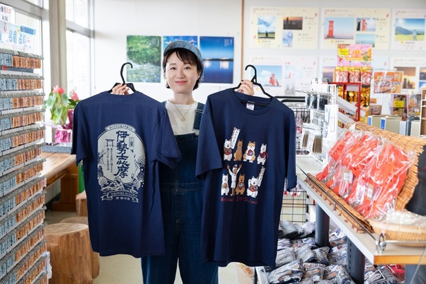 Ｔシャツコレクターのちぬこさん。売店で早速見つけて、「伊勢志摩の特製Ｔシャツもありましたよー」(ちぬ子)