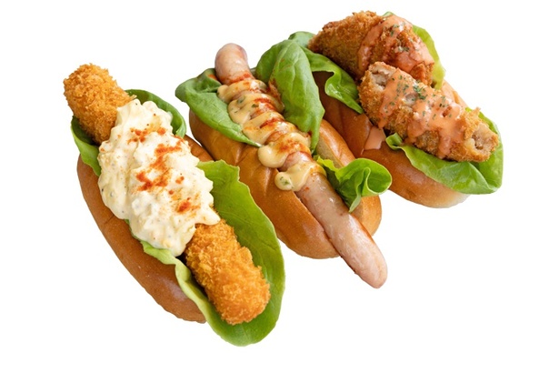 左から。伊勢たくあんタルタルの海老カツドッグ(850円)、絶品あおさマヨネーズのフランクドッグ(750円)、特製オーロラソースの松阪牛コロッケドッグ(650円)