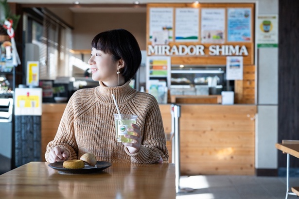 評判のビネガードリンク(600円)でティータイムを満喫。「屋内の席からも外の景色は楽しめますよ」(ちぬ子)