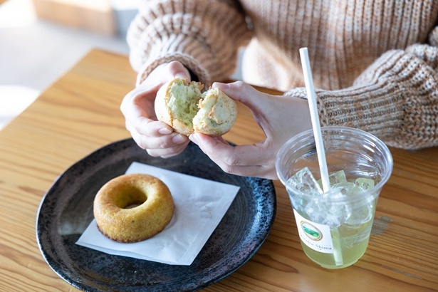 地元の特産品であるアオサを練り込んだ、あおさスコーン(350円)と、志摩産あおさドーナツ(300円)。「ほんのりとアオサの風味も感じ、甘さと塩味のバランスが絶妙です」(ちぬ子)