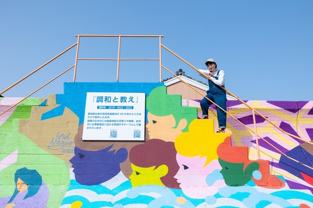 作品を説明したプレートも設置されている