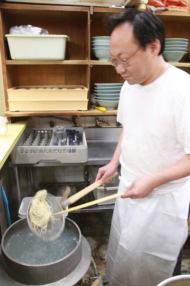 平網を用いて湯切りをする代表の前田浩志さん