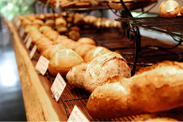 差し込む光が心地よい店内には、100種類もの多彩なパンが並ぶ