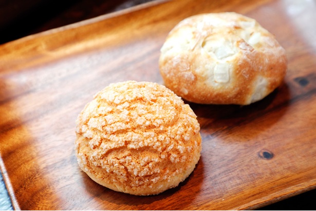 人気の「メロンパン」(172円)と「新たまねぎパン」(172円)