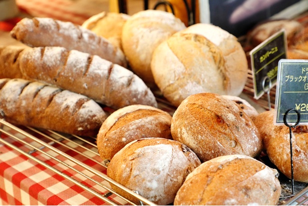 イタリアの田舎の食料品店をイメージした店内には約60種類のパンが並ぶ