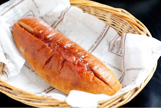 店長のイチオシは、懐かしい味わいの「阿蘇高原いちごジャムパン」(190円)