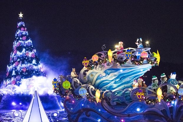 高さ約15mの大きなクリスマスツリーは姿を変えていく