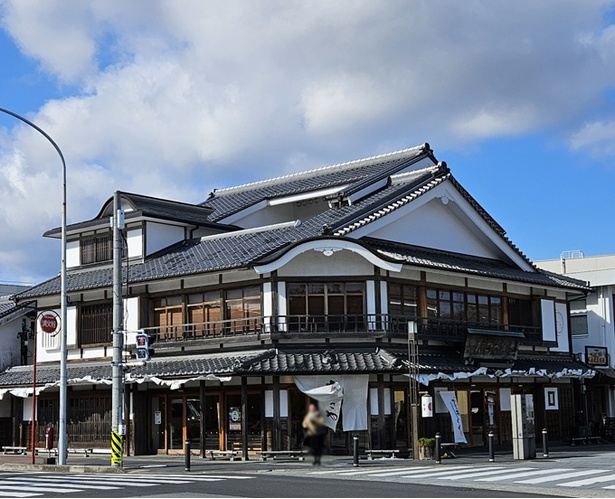 県道22号線から伊勢市道外宮参道線に入る角に位置する、あそらの茶屋