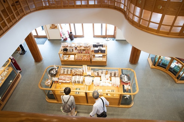 1階には、海産珍味の老舗「伊勢せきや本店」が。参宮あわびなどの贈答用海産物のほか、御膳の小鉢で味わった佃煮やしぐれ煮などの加工品も販売。「人気商品の炊き込みご飯の素各種と、知る人ぞ知る評判の菓子、まがたまサブレが私のおすすめ」(ちぬ子)