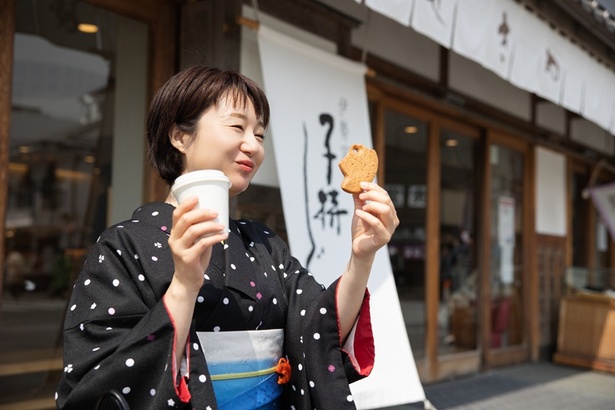 まがたまサブレ(化粧箱8枚入り1200円ほか)も購入。バターの香り豊かなサクサク食感と、どこか懐かしさを感じる優しい甘さが魅力の菓子だ