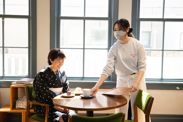 店長の松本さんと。「評判のイセホットチョコレートには度会町産ほうじ茶を使うそうです。あっさり加減が絶妙ですよ」(ちぬ子)