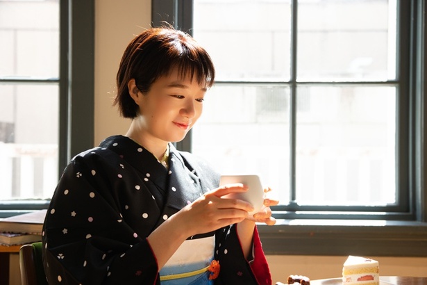 ほっと一息。「大きな窓からの日差しも心地よいです」(ちぬ子、2025年3月撮影)