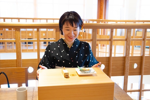 御膳箱で登場。「特別な贈り物を開けるようなワクワク感がありますね」(ちぬ子)