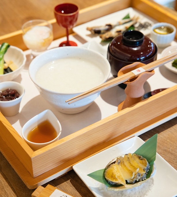 【写真】御饌の朝かゆ 鮑(2750円)。アワビのほか、サザエやタイなどの朝かゆもある