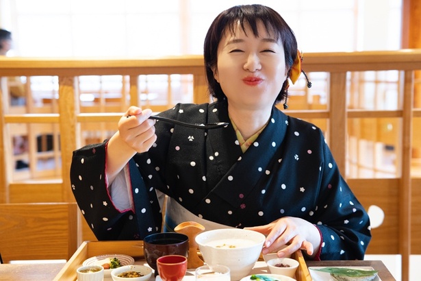 「おいしすぎます」とちぬ子さん。かゆと秘伝のタレはお代わりが可能だ 
