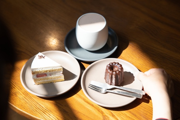 今日のセレクトは、カカオニブを配合した生クリームと旬のイチゴを使用したショートケーキ(左)、カヌレ(右)、イセホットチョコレート(奥)。シンプルだけど奥深いテイストで美味