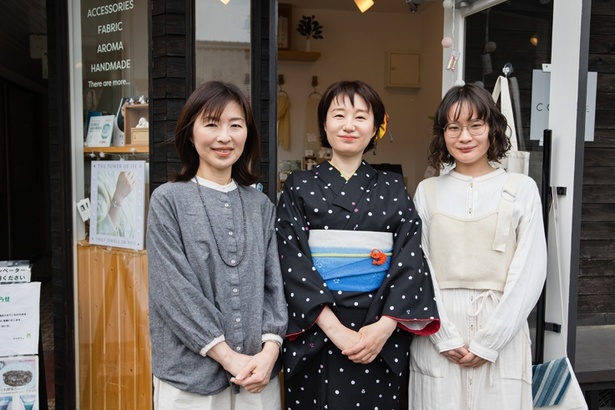 スタッフのみなさんと記念に。センスある方に、着物のチョイスを褒めてもらい、「ヤッター♪」(ちぬ子)