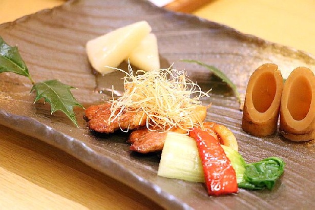 【写真を見る】濃厚な甘辛味の合鴨肉に、揚げた白髪ネギがトッピングされている