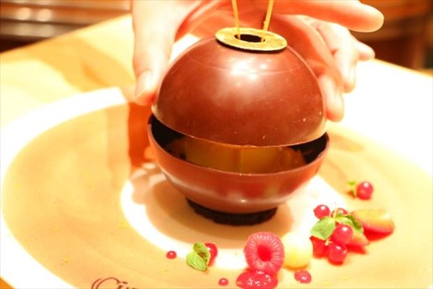 【写真を見る】「チョコレートのクリスマスオーナメント仕立て」のチョコを開けると…!?