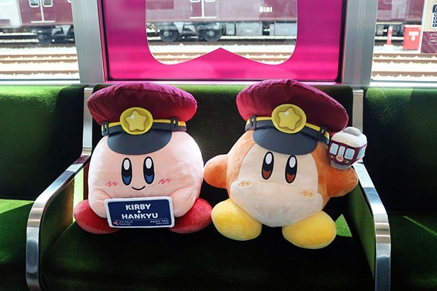 乗務員室に添乗するカービィ(左)とワドルディ(右)