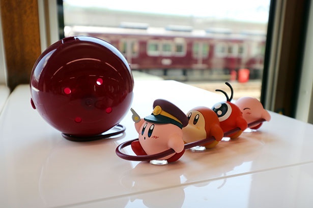カプセルトイは、4つ集めるとつなげることもできる。カプセルも阪急電車のボディと同じマルーンカラーだ