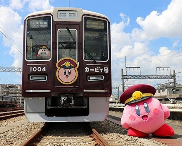特別デザインのラッピング列車やスタンプラリー、コラボグッズの販売、カービィ仕様のフォトスポット設置など…「星のカービィ×阪急電車」が2026年3月17日(火)まで開催中！