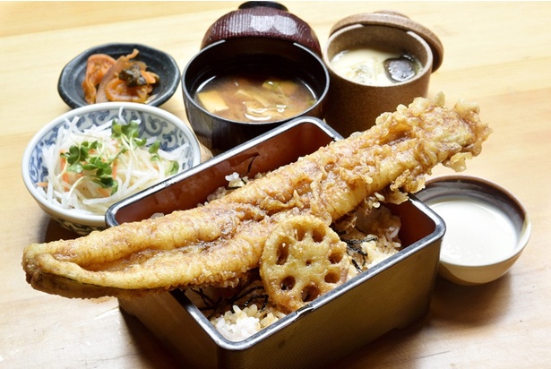 あなご天重膳(2400円～)は、特大あなごの天ぷらがインパクト大！