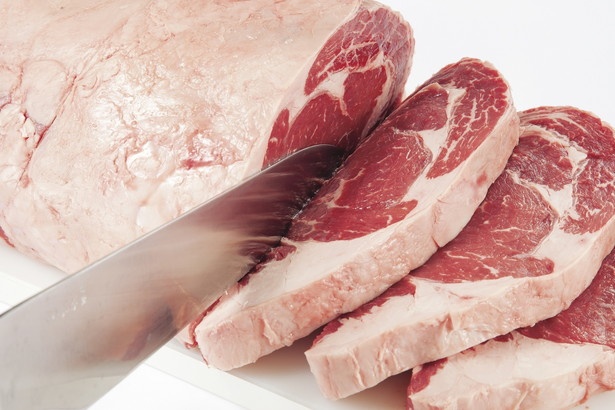 熟成肉を1枚1枚丁寧に手切りする