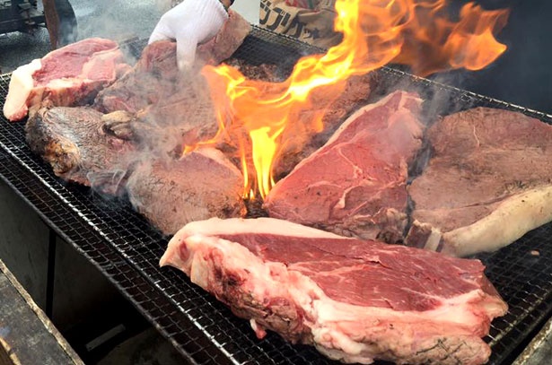 広島の「誠屋本店」は、豪快に炭火で世羅牛を丸焼きにする