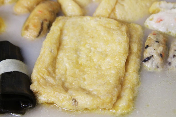 鶏白湯スープをたっぷり吸い込む「手揚げ風油揚げ」(80円)