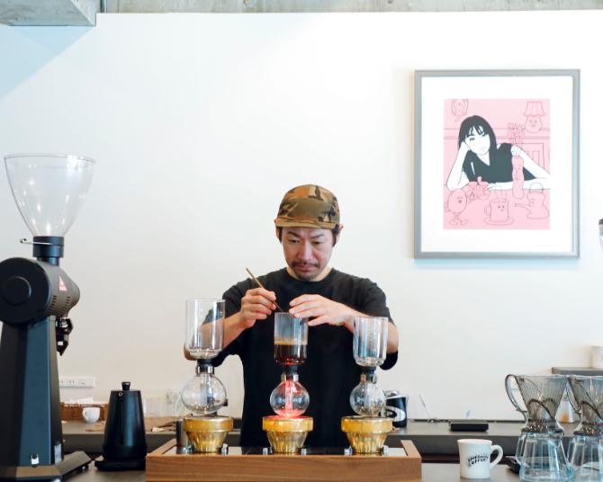 コーヒーで旅する日本／九州編｜クラシカルなサイフォンとストリートカルチャーの組み合わせ。「SHIROUZU COFFEE ROASTER」