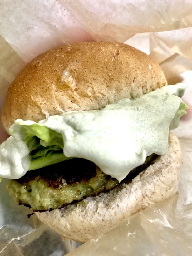 お茶屋さんが作るハンバーガー「お茶バーガー」(500円)も要チェック！