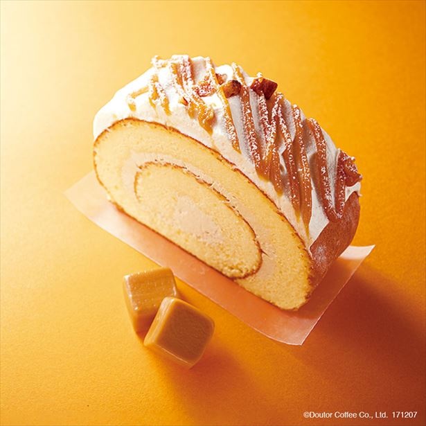 【写真を見る】生キャラメルの香ばしさと濃厚な味わいが口の中に広がる「国産生キャラメルのクリーミーロール」(450円)