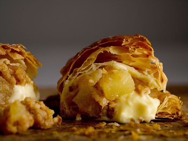北海道産のカスタードクリーム、バター、旬のりんご、144層にもなる自家製のパイ生地で作られるこだわりの「焼きたてカスタードアップルパイ」」