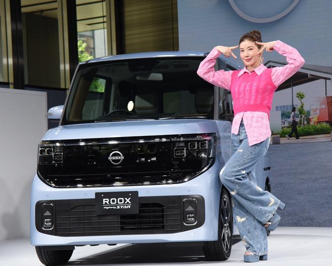 仲里依紗、“見えルークス”ポーズで運転支援機能をアピール…日産・新型「ルークス」先行披露会リポート